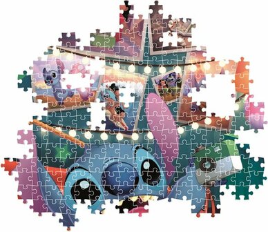 97938 Clementoni Puzzel Lilo en Stitch 1000 stukjes 50x70 incl. poster