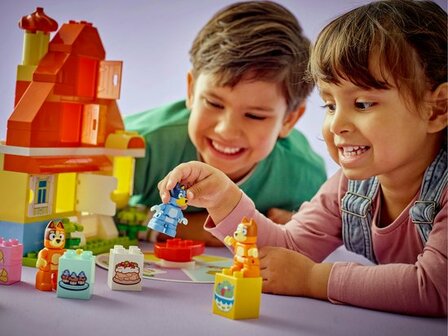 10459 LEGO&reg; DUPLO&reg; Bluey: Huis van Bluey en haar Familie met Geheugenspel