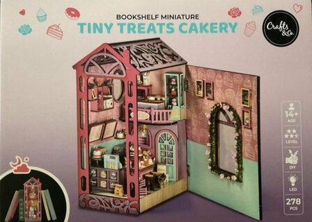 36675 Crafts&amp;Co Bookshelf Miniature Tiny Treats Cakery DIY Bouwpakket met Ledverlichting