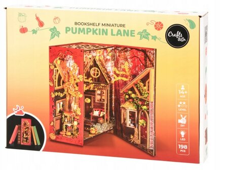 36668 Crafts&amp;Co Bookshelf Miniature Pumpkin Lane DIY Bouwpakket met Ledverlichting