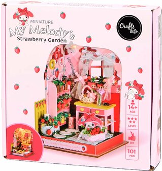36729 Crafts &amp; Co DIY Miniatuur van My Melody's Aardbeien Tuin