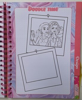 49766 Selfie Girls Creative Designer