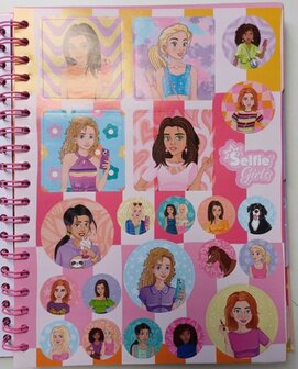 49766 Selfie Girls Creative Designer
