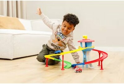 36437 Paw Patrol Race & Rescue Tower Speelset  Racebaan