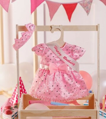 55987 Ivy & Lily Poppenkleertjes Verjaardagsjurk 43 cm roze