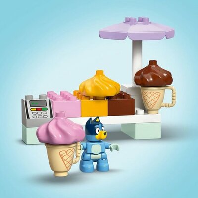 10458 LEGO DUPLO Bluey Een IJsje Halen met Bluey