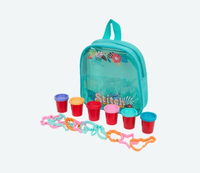 25028 Disney Stitch Rugtas met Klei Okidoki Dough Kleiset met 6 Potjes & 10 Vormpjes